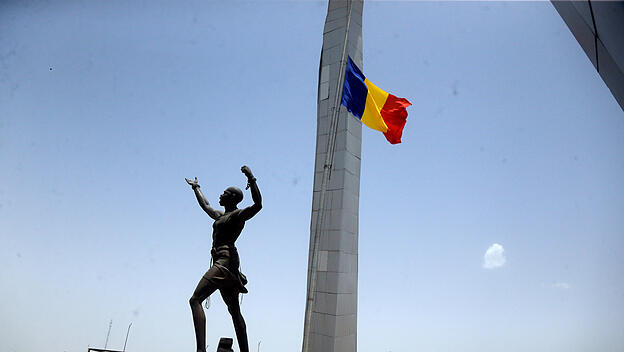 Eine tschadische Flagge weht auf dem «Place de Le Nation» (Platz der Nation) in der tschadischen Hauptstadt N'Djamena.