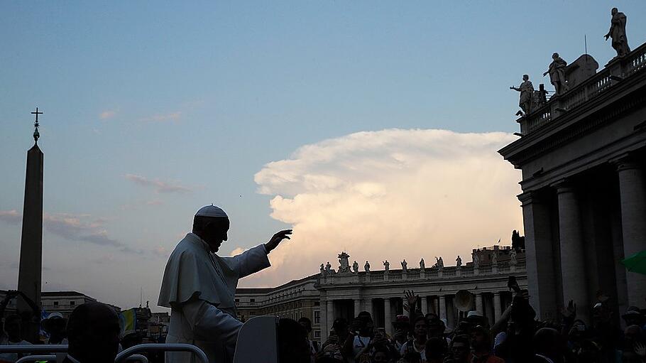 Papst Franziskus trifft Ministranten im Vatikan
