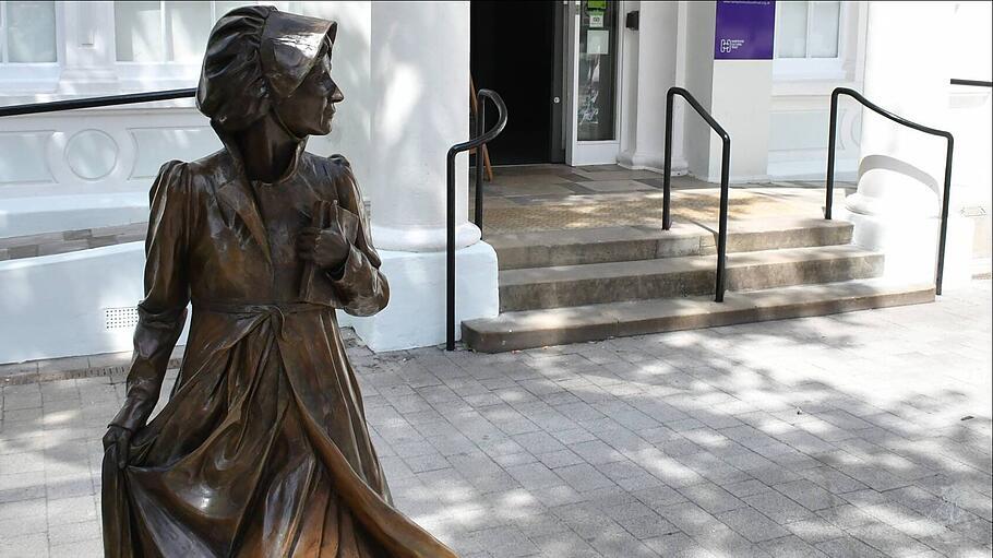 Die lebensgroße Bronzeskulptur von Jane Austen steht auf dem Marktplatz ihrer Heimatstadt Basingstoke.