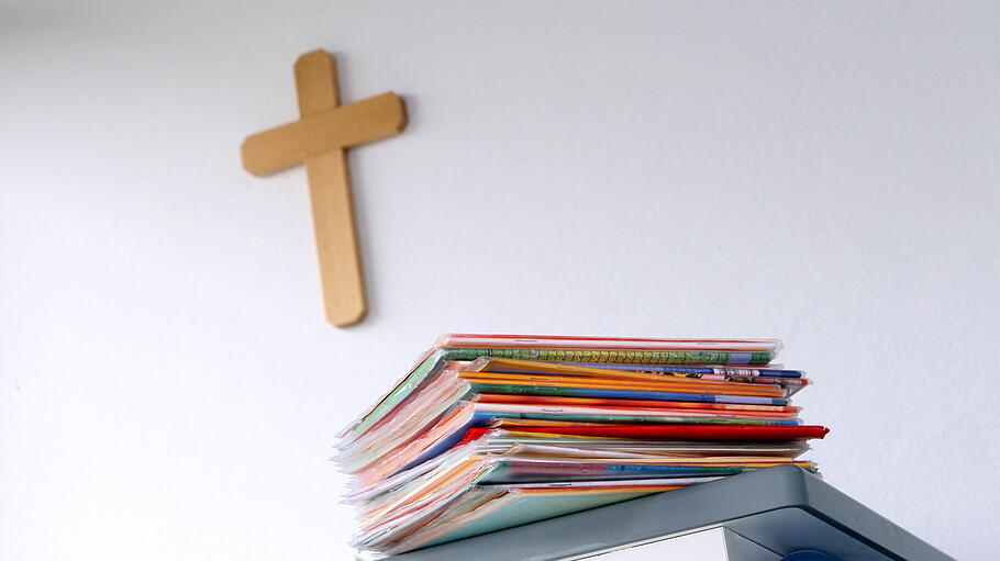 Kreuz hängt im Klassenzimmer