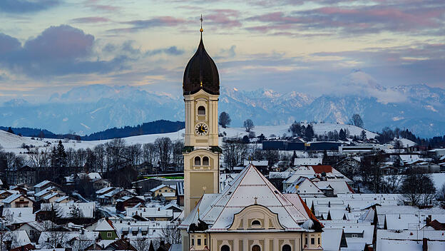 Das Wahrzeichen des Luftkurortes Nesselwang mit dem markanten Turm der Pfarrkirche St. Andreas und dem Hausberg Alpspitze im Allgäu