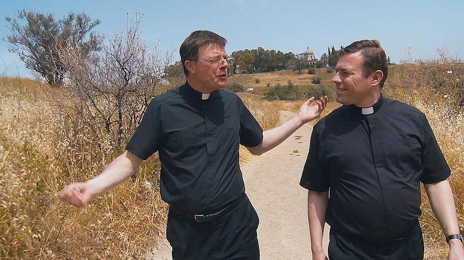 P. Eamon Kelly und P. Martin Baranowski unterhalten sich über den Ordensgründer Marcial Maciel.