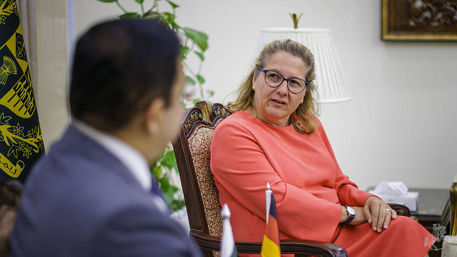 Svenja Schulze mit dem pakistanischen Minister für wirtschaftliche Angelegenheiten