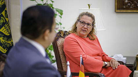 Svenja Schulze mit dem pakistanischen Minister für wirtschaftliche Angelegenheiten