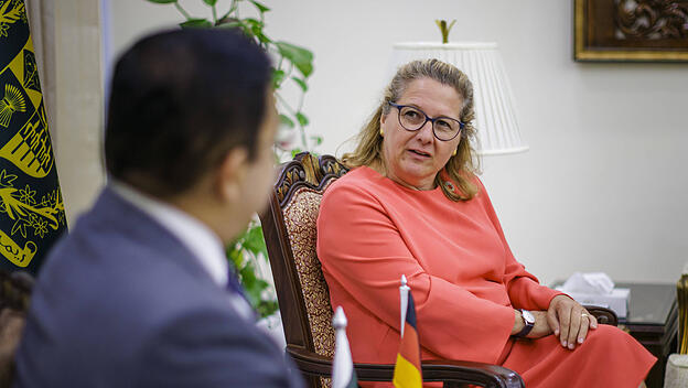 Svenja Schulze mit dem pakistanischen Minister für wirtschaftliche Angelegenheiten