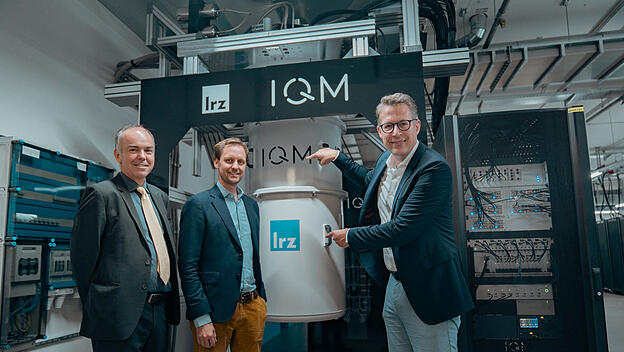 Jan Goetz mit seiner Schöpfung, daneben der bayerische Wissenschaftsminister Markus Blume