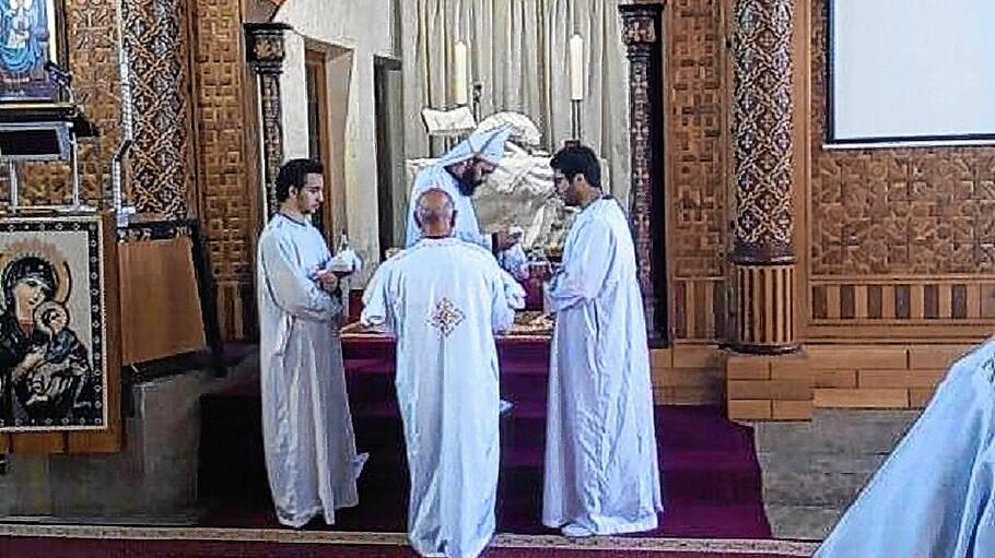 Koptische Gottesdienst beginnt mit einer Kindstaufe