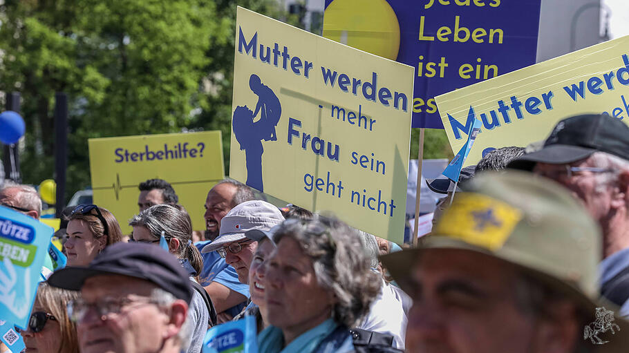 Demonstranten beim "Marsch für das Leben" in München 2025