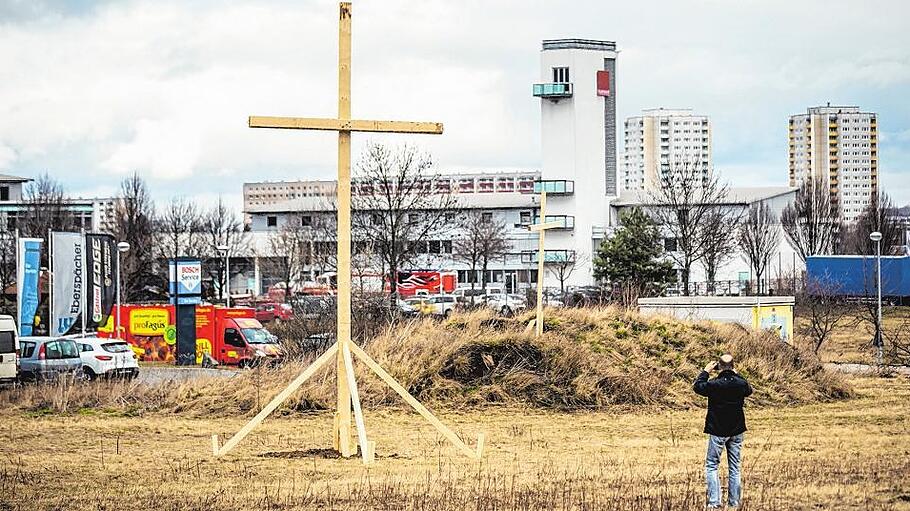 Erfurter Bürgerbündnis hat ein Holzkreuz auf dem Grundstück errichtet