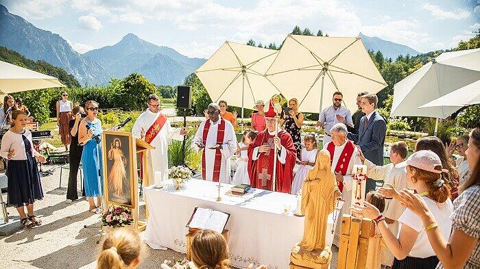 Tägliche Heilige Messe vor der Bergkulisse beim KISI-Sommerfest