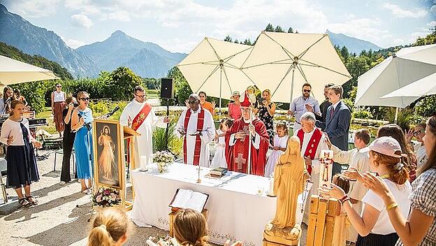 Tägliche Heilige Messe vor der Bergkulisse beim KISI-Sommerfest