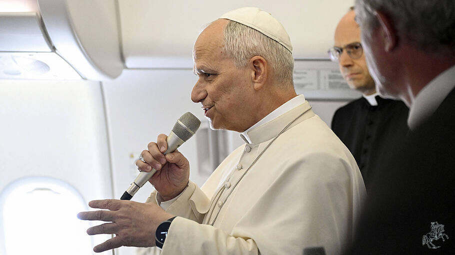 Papst Leo XIV. auf dem R&uuml;ckflug aus Afrika
