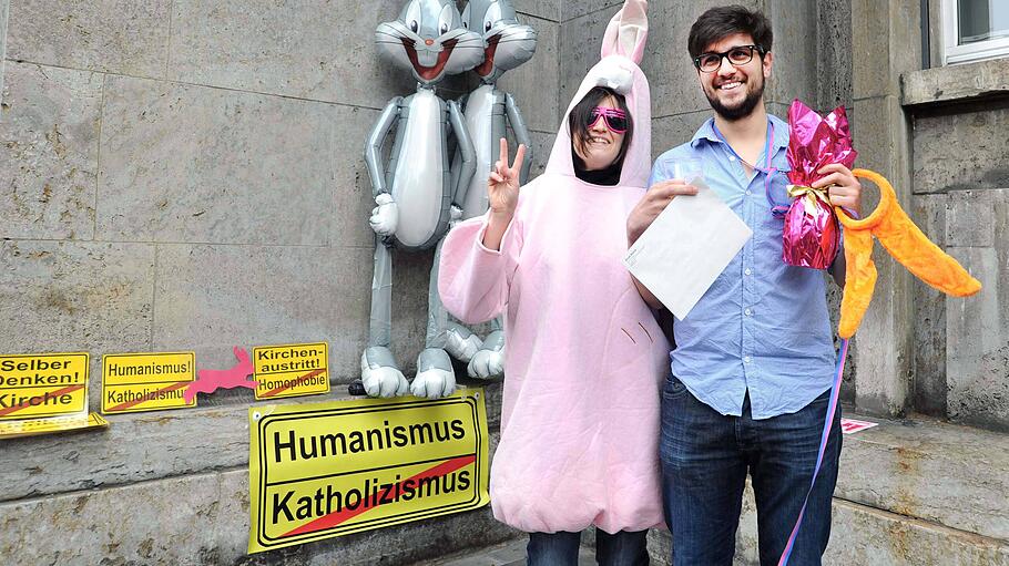 Provokationsversuch: Die Aktion "Austritt zum Hasenfest" in der Mainzer Innenstadt