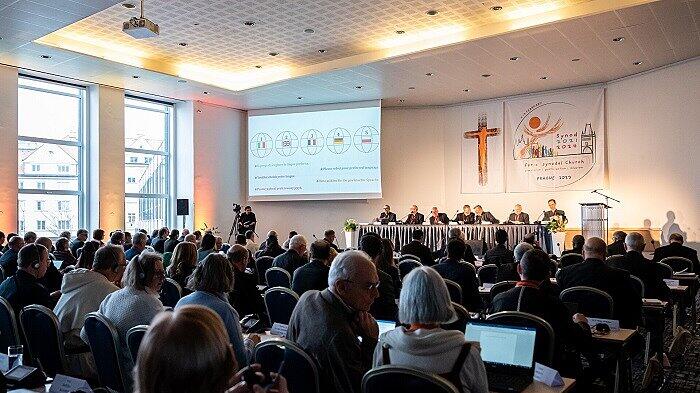 Teilnehmer der Kontinentalen Etappe der Weltsynode in Prag