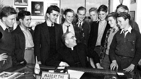 Father Flanagan mit Sch&uuml;tzlingen