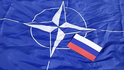 Flagge der NATO und von Russland