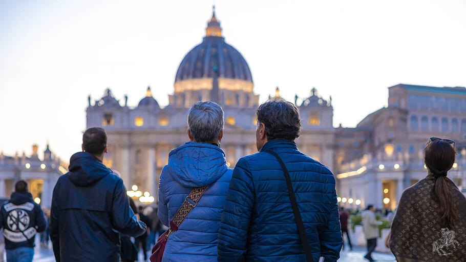 Gläubige vor dem Petersdom