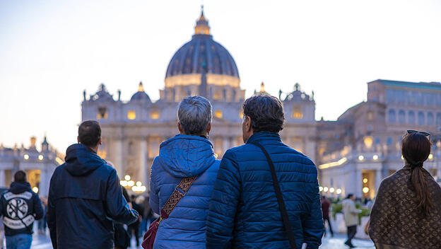 Gläubige vor dem Petersdom