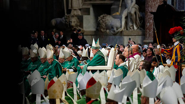 Papst Franziskus bei Abschlussmesse zur Weltsynode im Petersdom