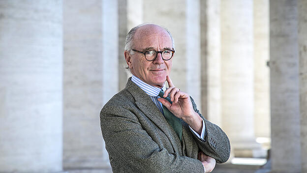 Martin Mosebach unter den Bernini-Kolonnaden am Petersplatz