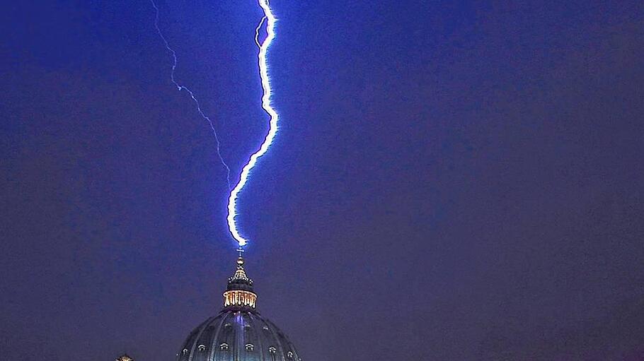 Blitzeinschlag im Petersdom während eines Gewitters