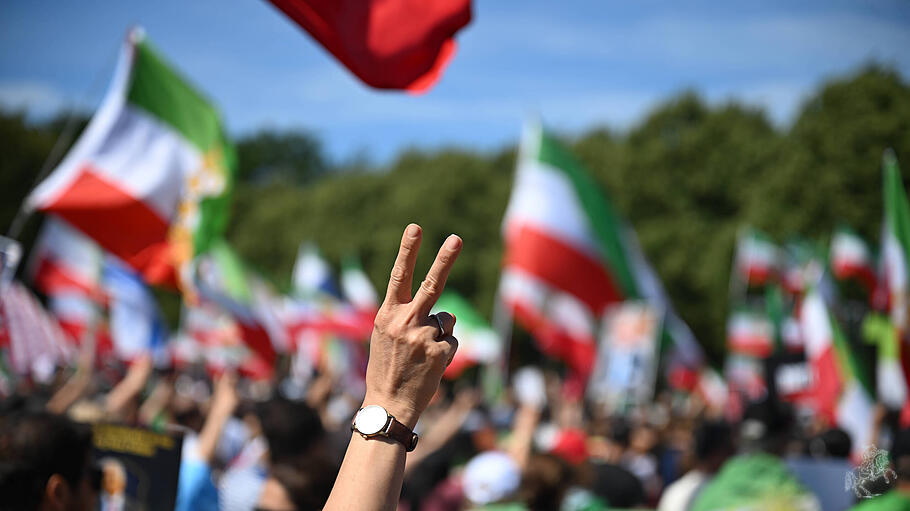 Demonstration für den Schah-Sohn Reza Pahlavi in Den Haag