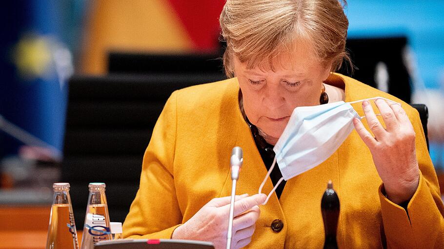 Angela Merkel nimmt an der Sitzung des Bundeskabinetts teil