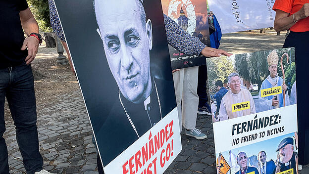 Protest von Vertretern von Betroffeneninitiativen gegen Erzbischof Fernández.