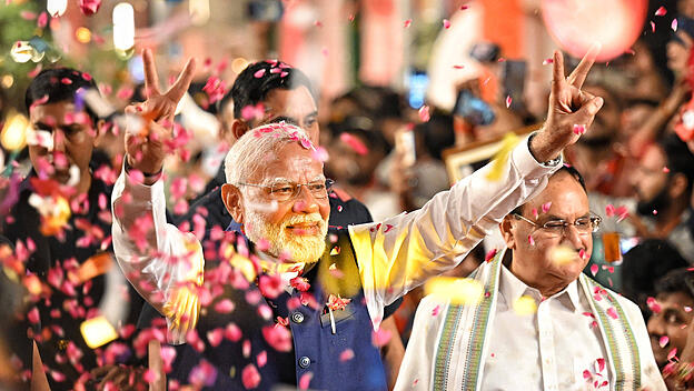 Narendra Modi mit Unterstützern auf seiner Wahlparty