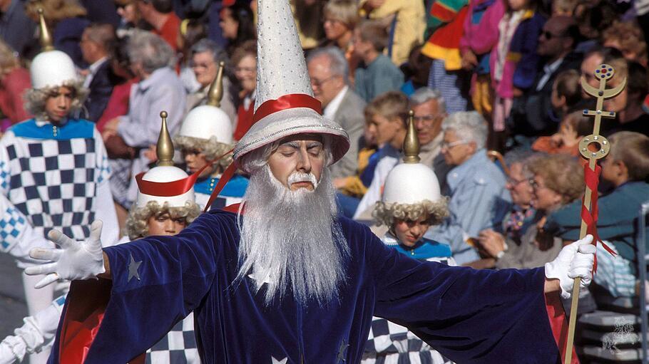 Merlin der Zauberer beim -Festzug des Goldenen Baumes- in Brügge: Jesus war der Heiland, kein Zauberer.