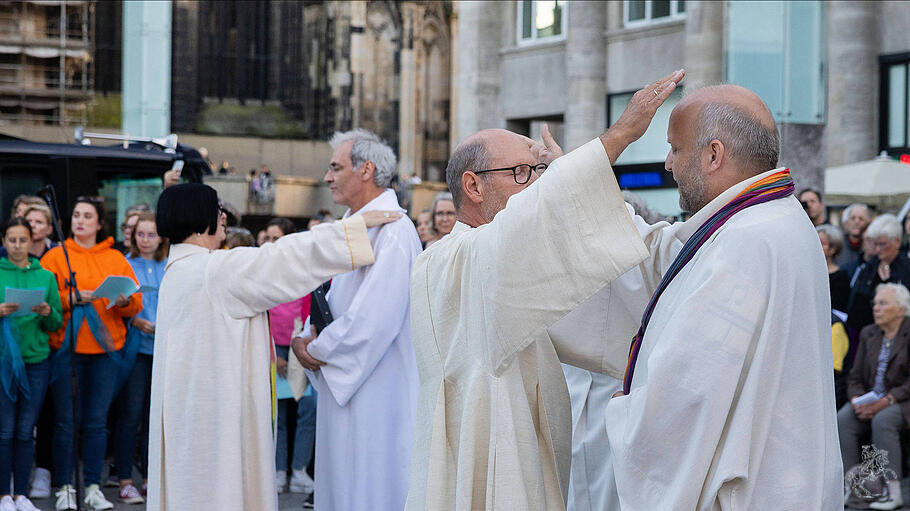 Katholische Seelsorger haben am Mittwochabend (20.09.2023) vor dem Koelner Dom einen Segnungsgottesdienst für alle sich