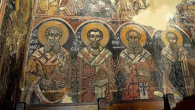 Griechische Ikonostase mit Heiligenbildern. Darunter der Heilige Johannes Chrysostomus (2.v.l.).