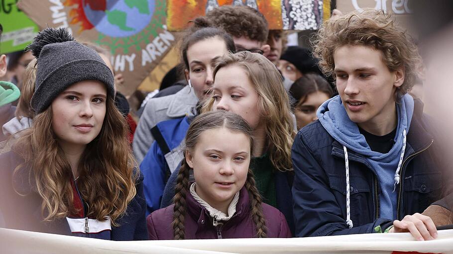 Greta Thunberg und  Luisa Marie Neubauer (l.)