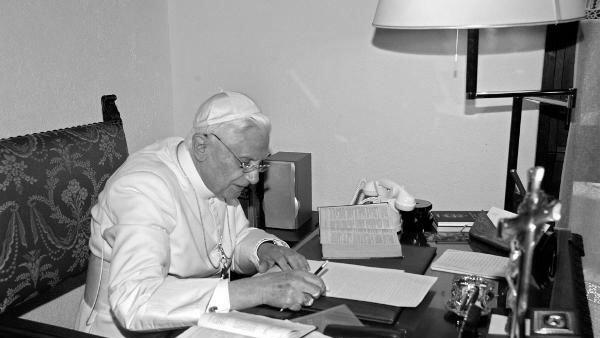 Papst Benedikt XVI. am Schreibtisch