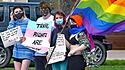 Schüler fordern Transrechte ein, weil sie angeblich human seien.