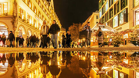 Viele Münchner bei Weihnachtseinkäufen in der Fußgängerzone