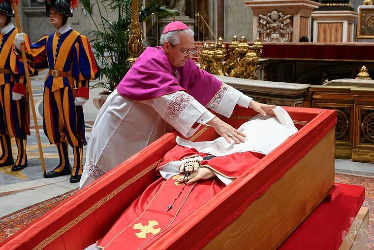 Sarg des Papstes nach Aufbahrung verschlossen
