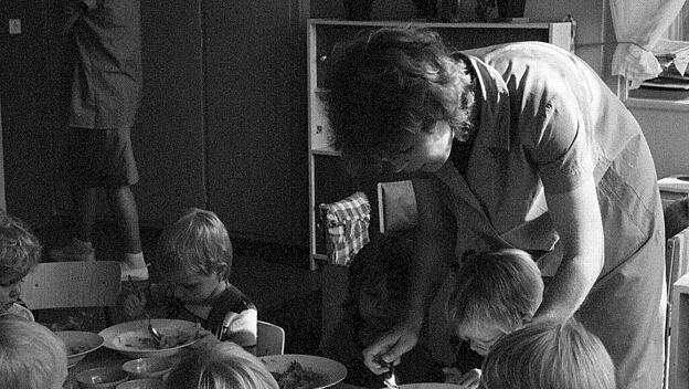 21 08 1985 Berlin DDR Erzieherin hilft Kleinkindern in einer Kinderkrippe beim Mittagessen 20