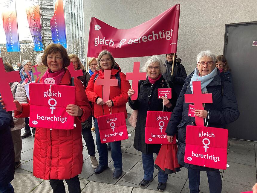Demos vor der Tür des Synodalen Weges