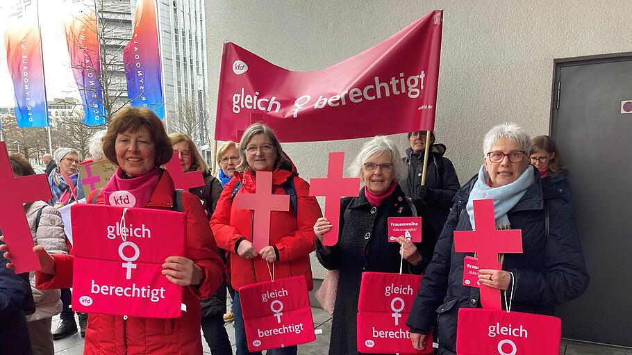 Demos vor der Tür des Synodalen Weges
