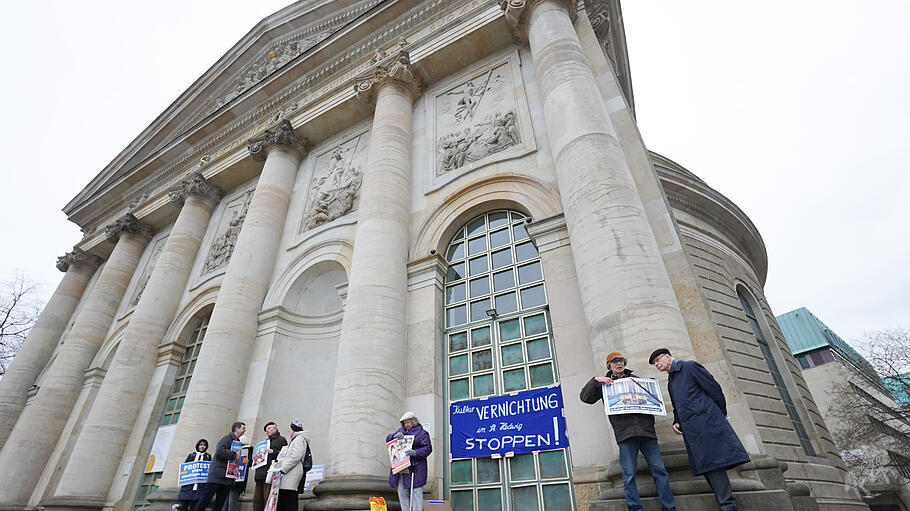 Protestwache vor der St.-Hedwigs-Kathedrale