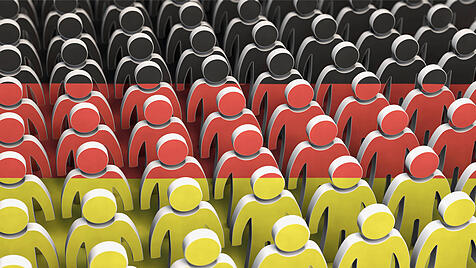 Figuren in Schwarz-Rot-Gold.