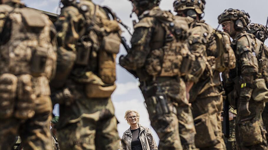 Christine Lambrecht mit Bundeswehr-Soldaten