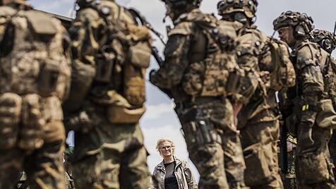 Christine Lambrecht mit Bundeswehr-Soldaten