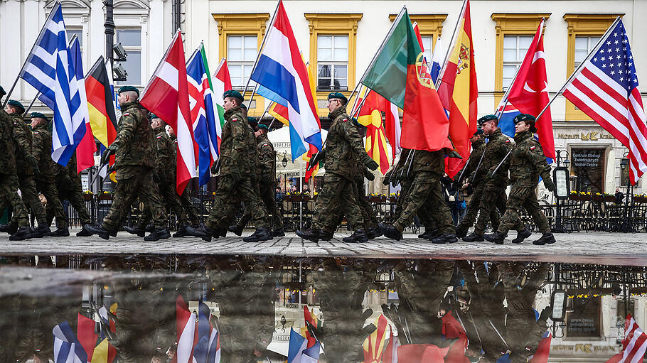Polnische Soldaten feiern die Aufnahme in die NATO