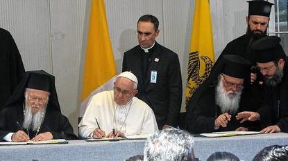 Ökumenische Patriarch Bartholomaios I., Papst Franziskus und der griechisch-orthodoxe Erzbischof Hieronymos.