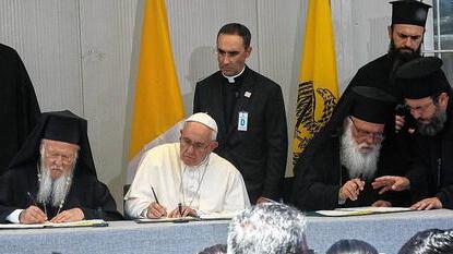 Ökumenische Patriarch Bartholomaios I., Papst Franziskus und der griechisch-orthodoxe Erzbischof Hieronymos.