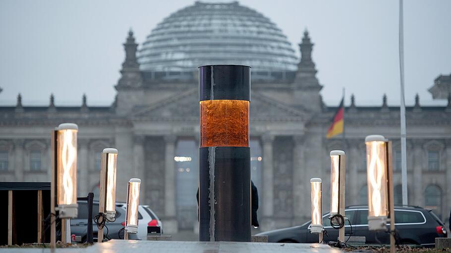 Zentrum für Politische Schönheit vor Reichstagsgebäude