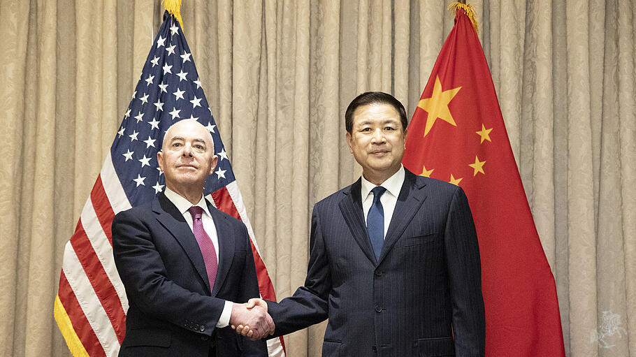 US-Heimatschutzminister Alejandro Mayorkas und Wang Xiaohong, Minister für öffentliche Sicherheit von China geben sich die Hand
