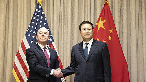 Geben sich die Hand: US-Heimatschutzminister Alejandro Mayorkas (l) und Wang Xiaohong, Minister für öffentliche Sicherheit von China. An einer Eskalation der Situation in Taiwan dürften keine Seiten im Moment ein Interesse haben.